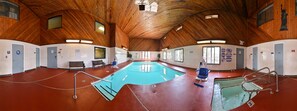 Una piscina cubierta