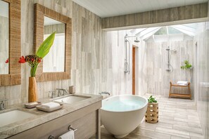 Ducha, artículos de higiene personal de diseño y secador de pelo