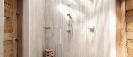 Un baño moderno con tragaluz, puertas de madera y suelo de baldosas.
