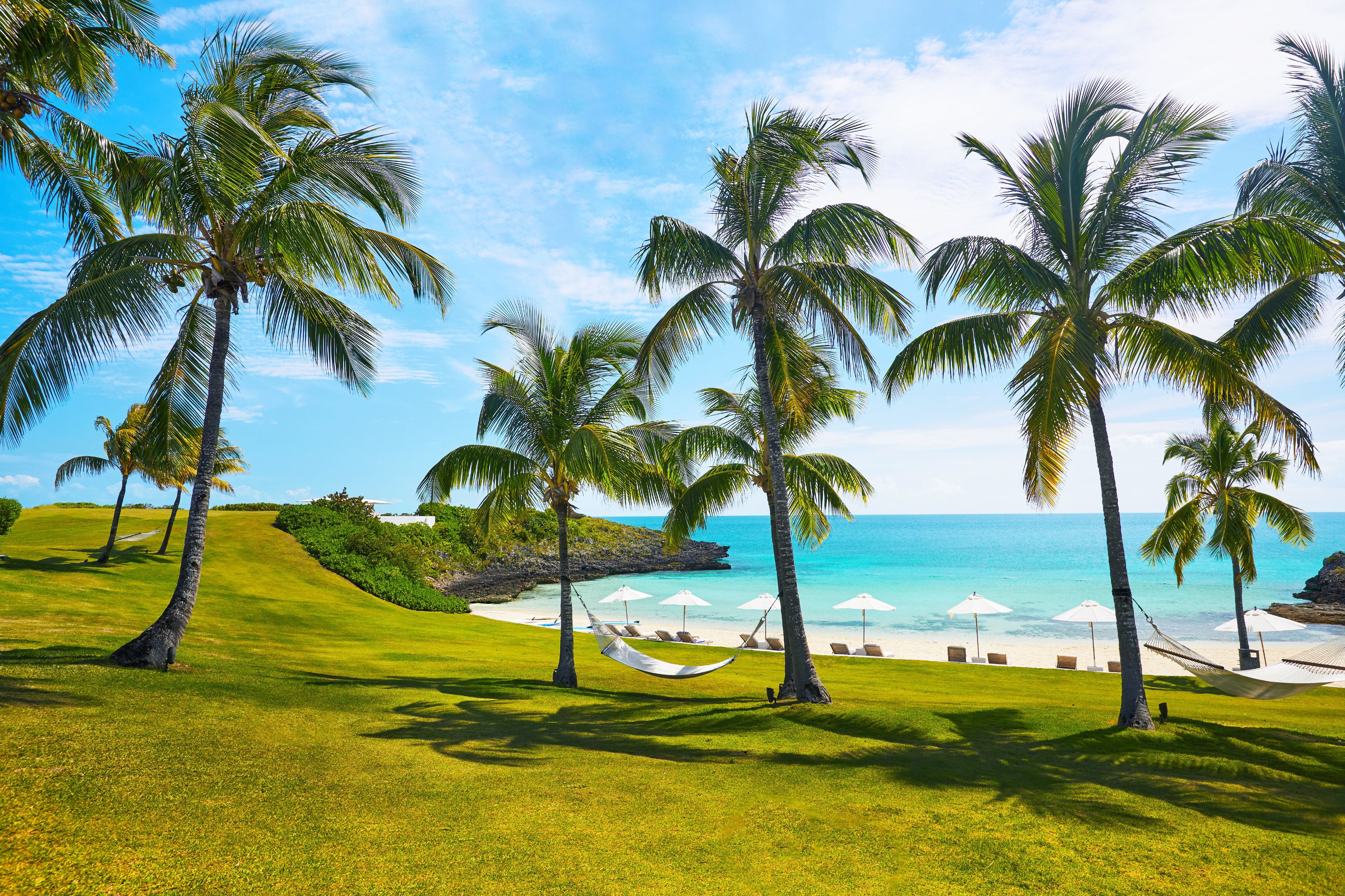 Privat strand, vit sandstrand, solstolar och parasoller