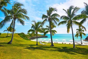 Private beach, white sand, sun-loungers, beach umbrellas - The Cove Eleuthera (Gregory Town)