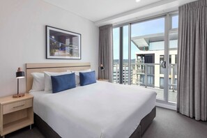 Desk, blackout drapes, iron/ironing board, cribs/infant beds - Oaks Adelaide Embassy Suites (Adelaide)