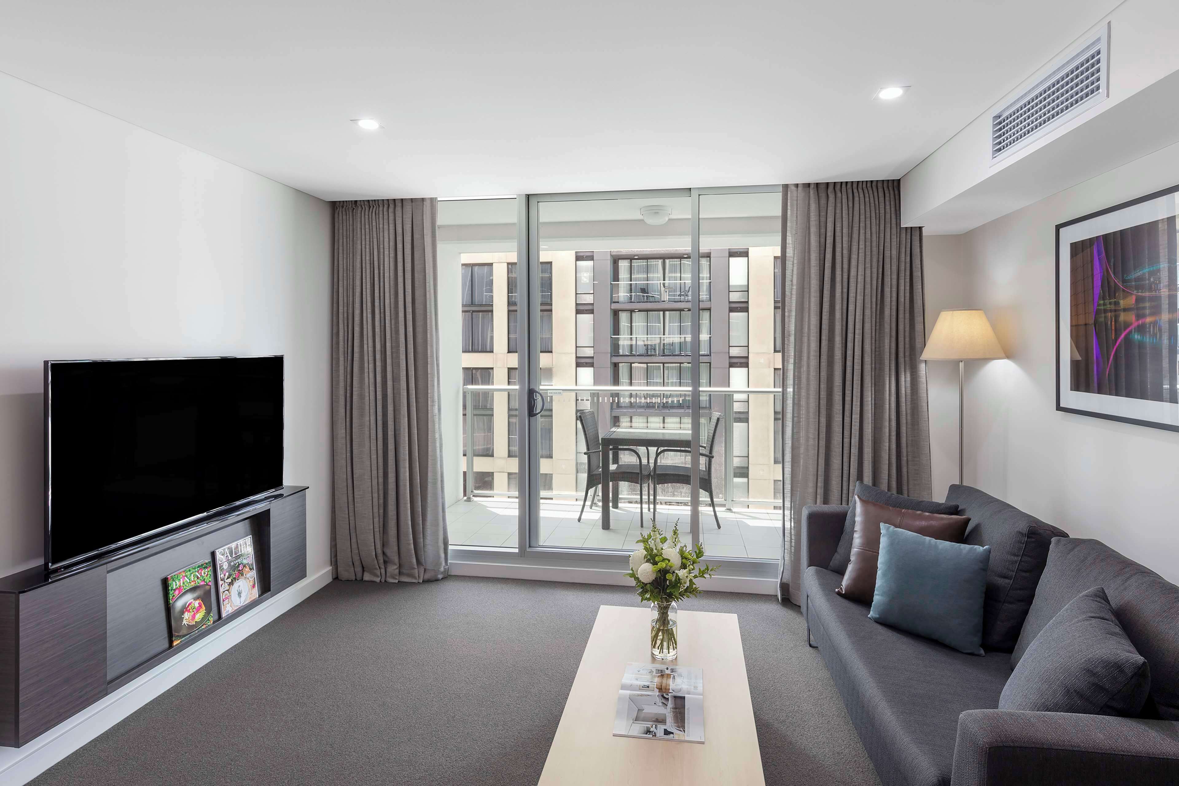 Escritorio, cortinas blackout, tabla de planchar con plancha y cunas 