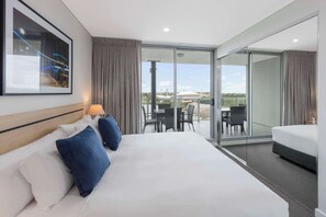 Desk, blackout drapes, iron/ironing board, cribs/infant beds - Oaks Adelaide Embassy Suites (Adelaide)