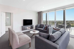 Desk, blackout drapes, iron/ironing board, cribs/infant beds - Oaks Adelaide Embassy Suites (Adelaide)