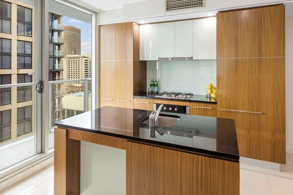 办公桌、遮光窗帘、熨斗/熨衣板、婴儿床