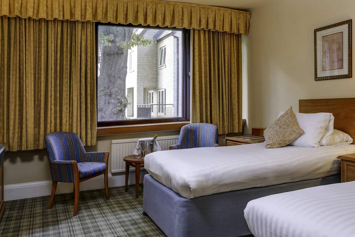 Habitación clásica, 1 cama individual | Ropa de cama de alta calidad y caja de seguridad en la habitación