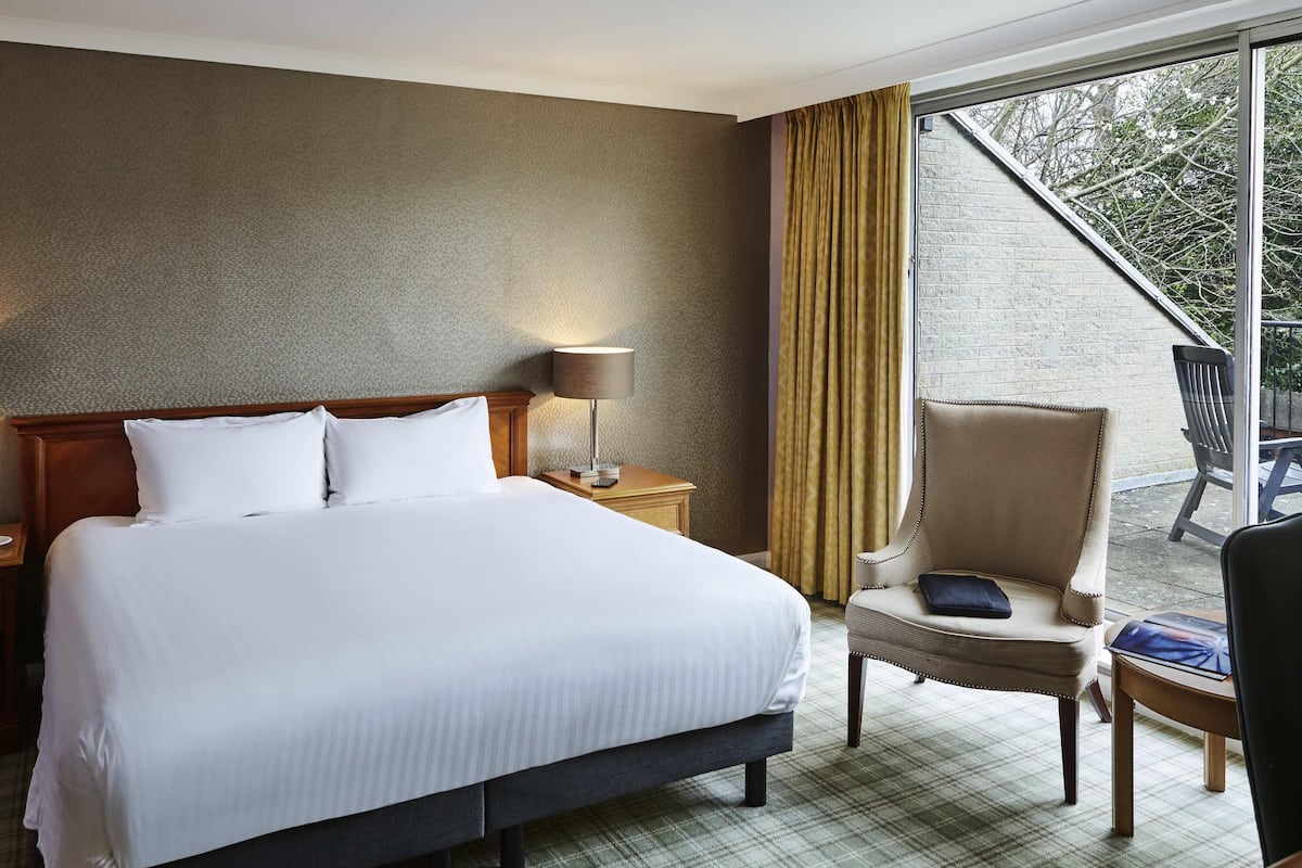 Suite junior, 1 cama King size, balcón | Ropa de cama de alta calidad y caja de seguridad en la habitación