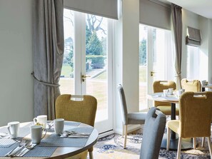 Petit-déjeuner et dîner servis sur place