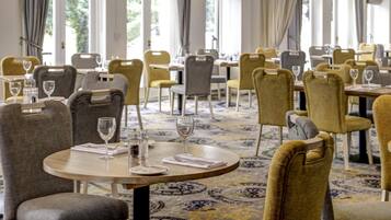 Breakfast and dinner served