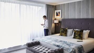 Suite Junior, 1 letto king, balcone | Biancheria da letto di alta qualità, una cassaforte in camera