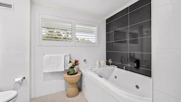 Suite, 1 Katil Raja (King), Non Smoking, Balcony | Bilik Mandi | Kelengkapan dandanan diri berjenama, pengering rambut, tuala disediakan