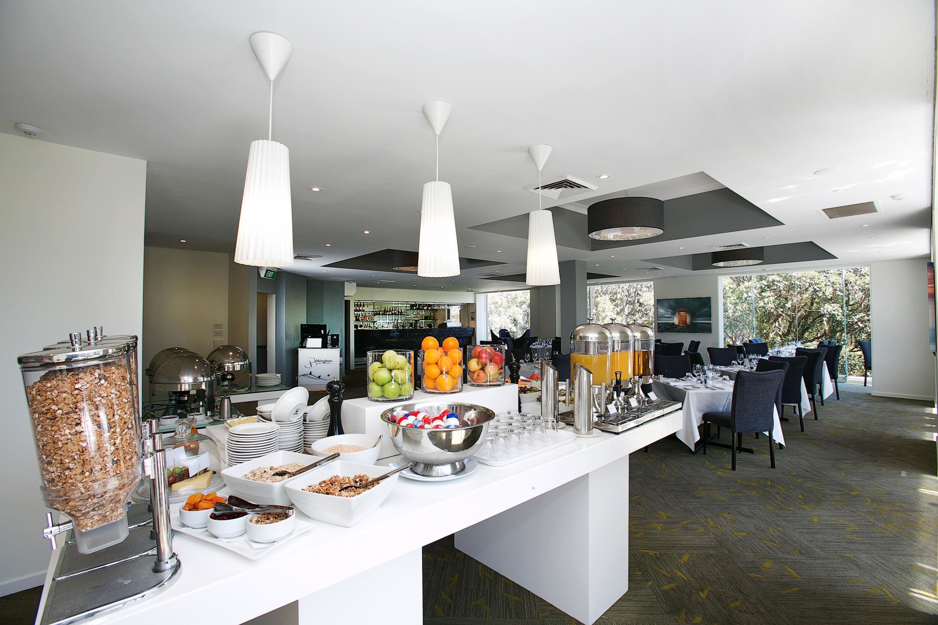 Un buffet proposant une variété de plats et un distributeur de jus.