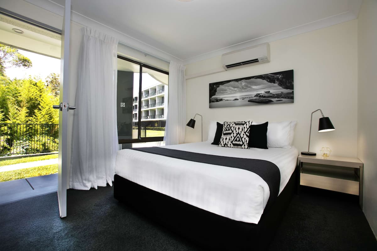 standard apartment, multiple beds, non smoking, kitchen (full kitchen) | premium bedding, minibar, in-room safe, desk