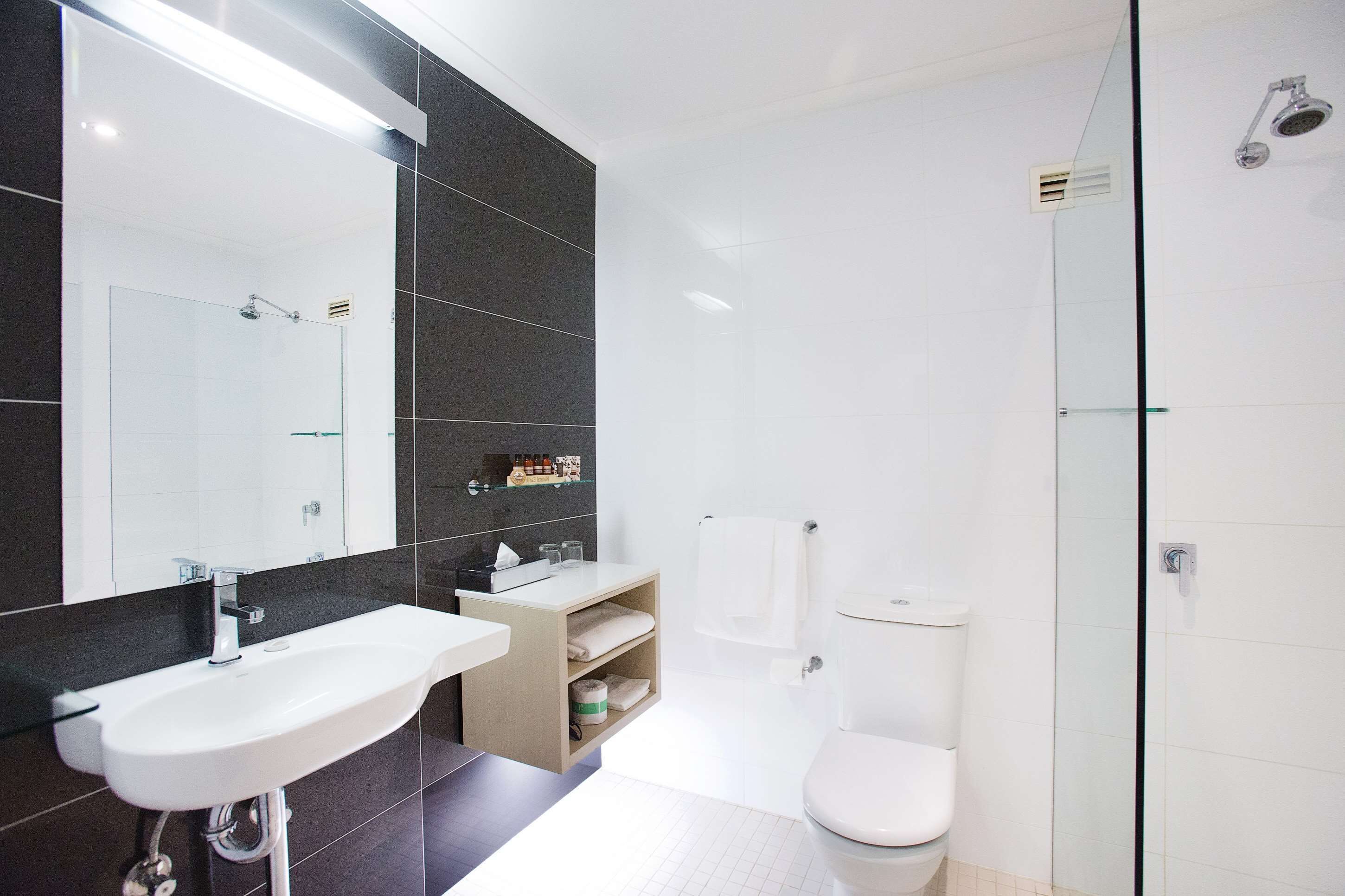 deluxe room, 1 queen bed, non smoking | bathroom | designer toiletries, hair dryer, towels, soap