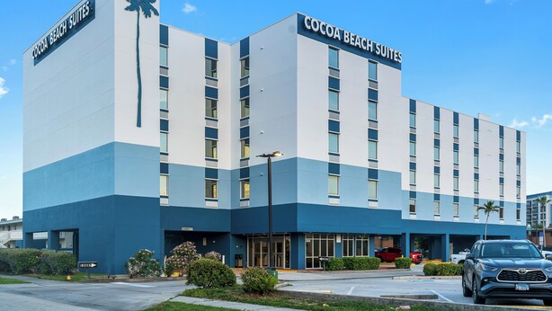 A modern building with a sign reading "Cocoa Beach Suites". - Cocoa Beach Suites (Cocoa Beach)