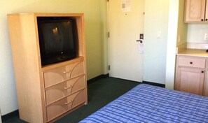 Family Suite | Desk, laptop workspace, blackout curtains, iron/ironing board