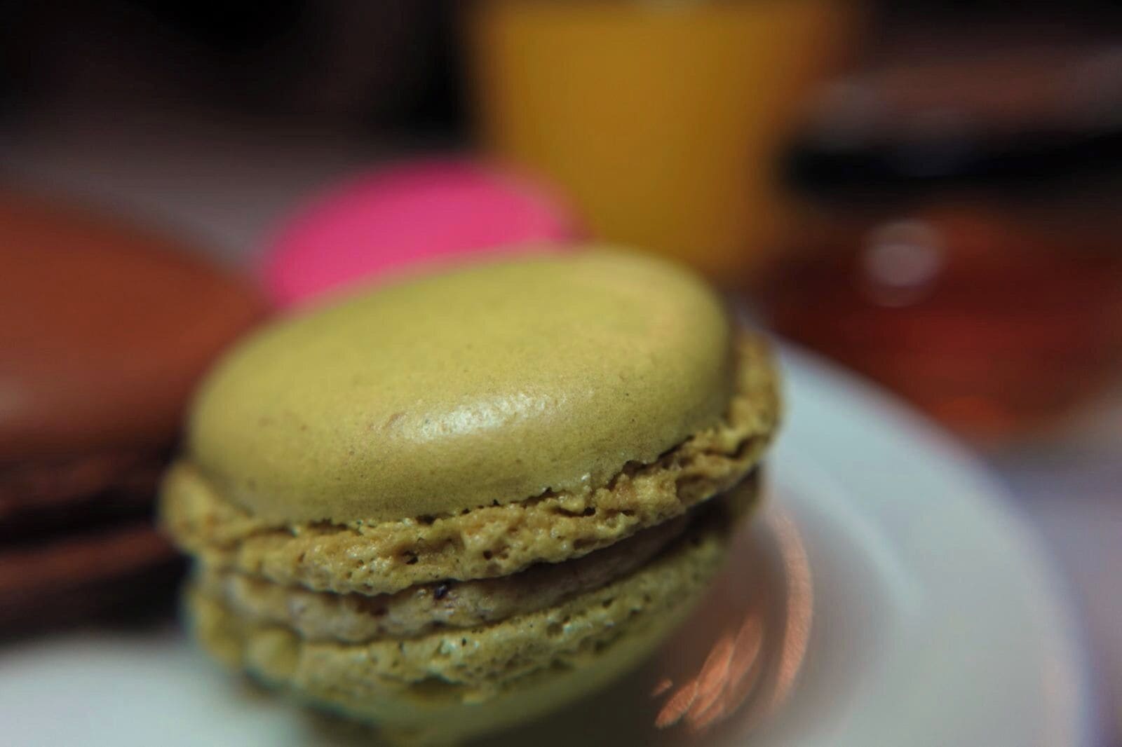 Primer plano de un postre en capas, posiblemente una milhojas, con distintas capas de hojaldre y crema.