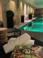 Una piscina cubierta