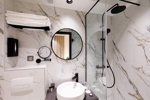Superior-Doppelzimmer | Badezimmer | Dusche, kostenlose Toilettenartikel, Haartrockner, Handtücher
