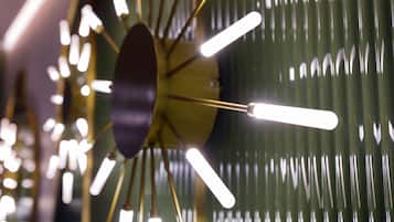 Een close-up van een decoratieve lamp met meerdere armen en lampen.