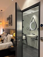 Deluxe-Doppelzimmer, barrierearm, Erdgeschoss | Hochwertige Bettwaren, Zimmersafe, Schreibtisch