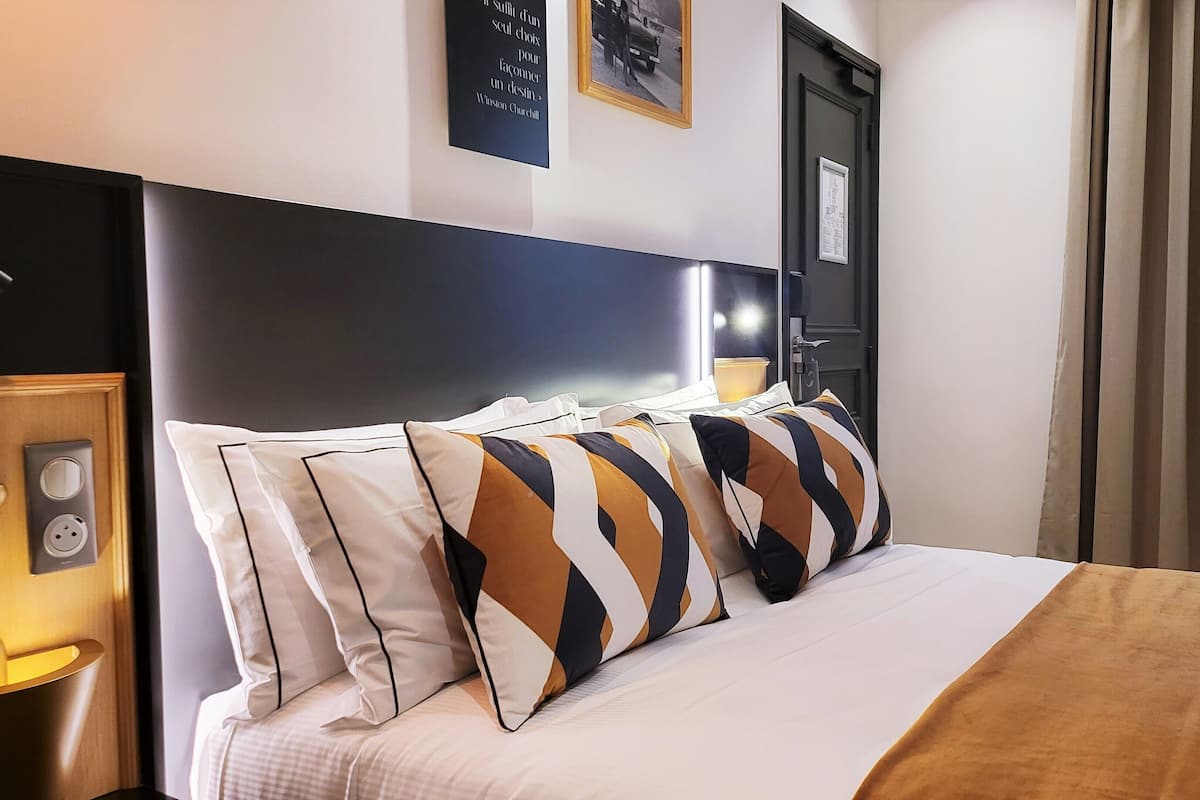 Ylelliset vuodevaatteet, tallelokero huoneessa, työpöytä