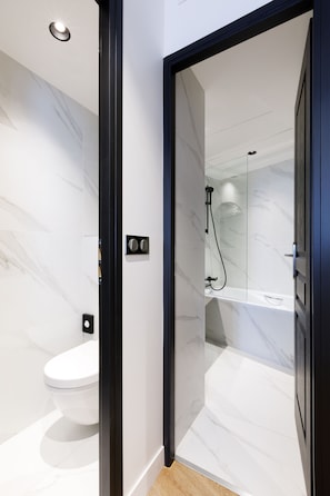 Suite | Bathroom | Shower, free toiletries, hair dryer, slippers