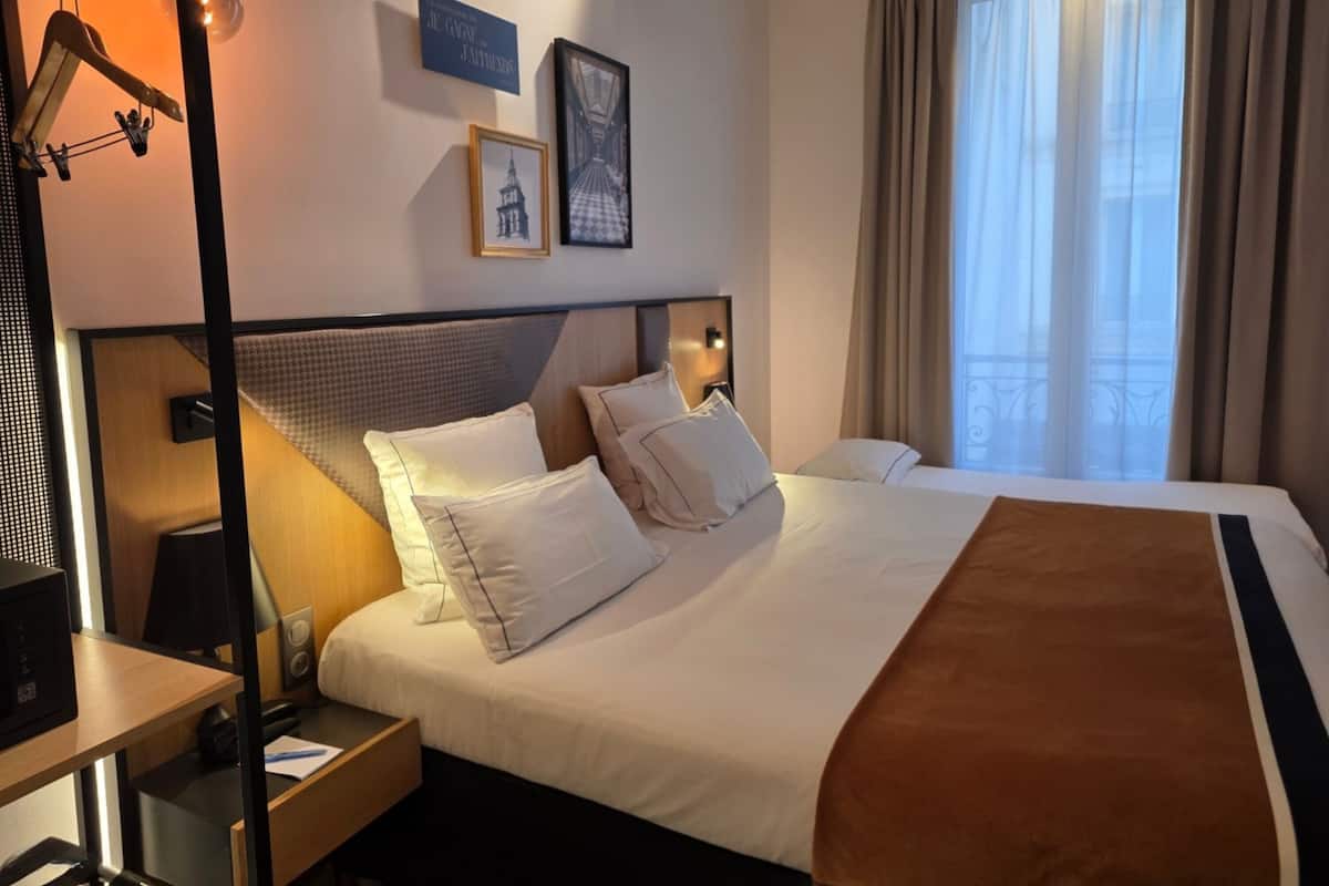 Ropa de cama de alta calidad y caja de seguridad en la habitación
