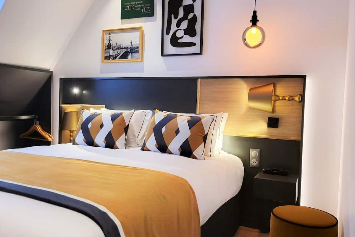 Ylelliset vuodevaatteet, tallelokero huoneessa, työpöytä