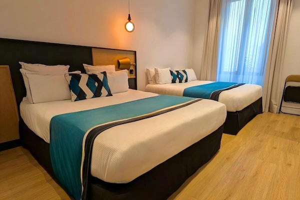 Junior-Suite, rollstuhlgeeignete Dusche, Erdgeschoss | Hochwertige Bettwaren, Zimmersafe, Schreibtisch