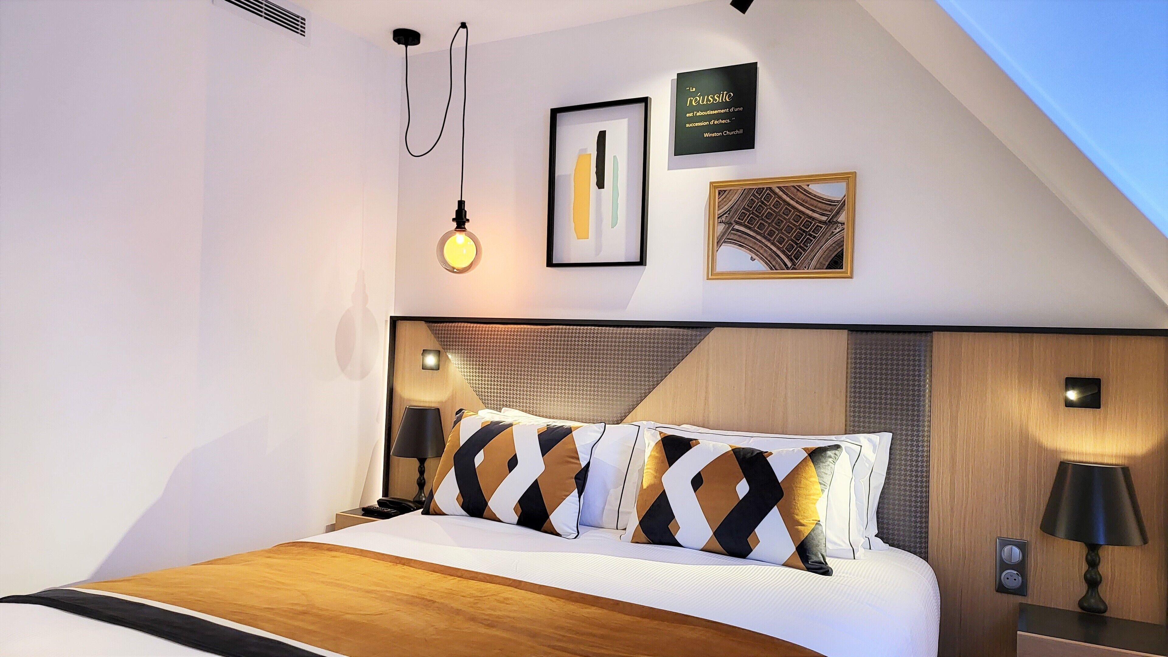 Ylelliset vuodevaatteet, tallelokero huoneessa, työpöytä