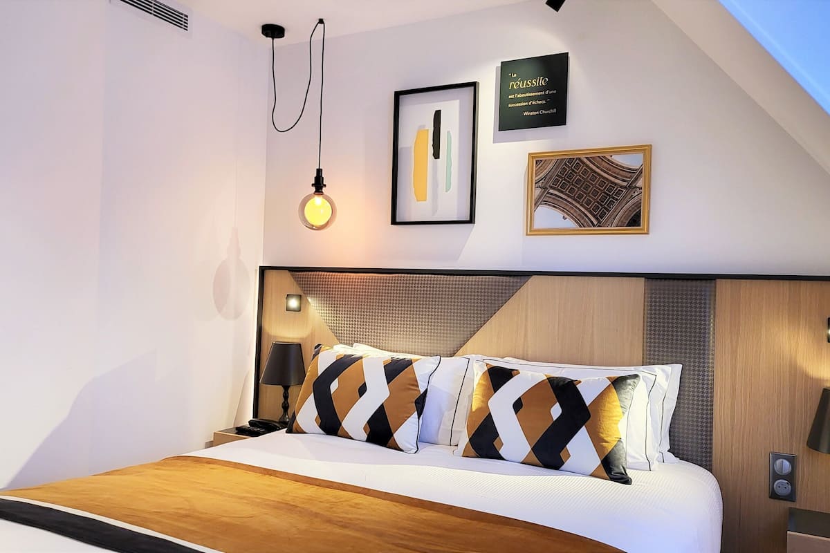 Ylelliset vuodevaatteet, tallelokero huoneessa, työpöytä