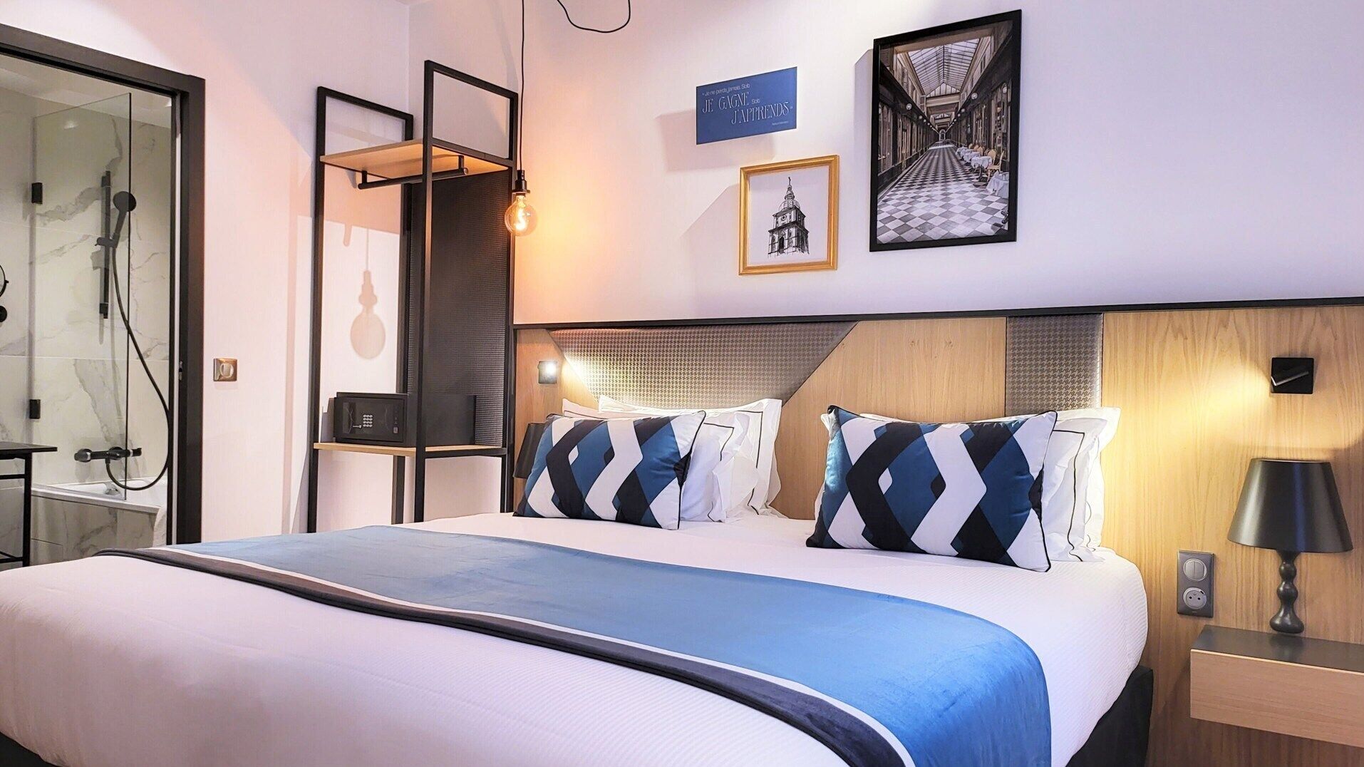 Ylelliset vuodevaatteet, tallelokero huoneessa, työpöytä