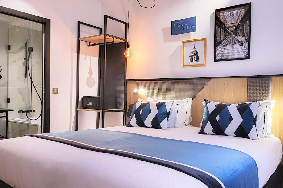 Ylelliset vuodevaatteet, tallelokero huoneessa, työpöytä