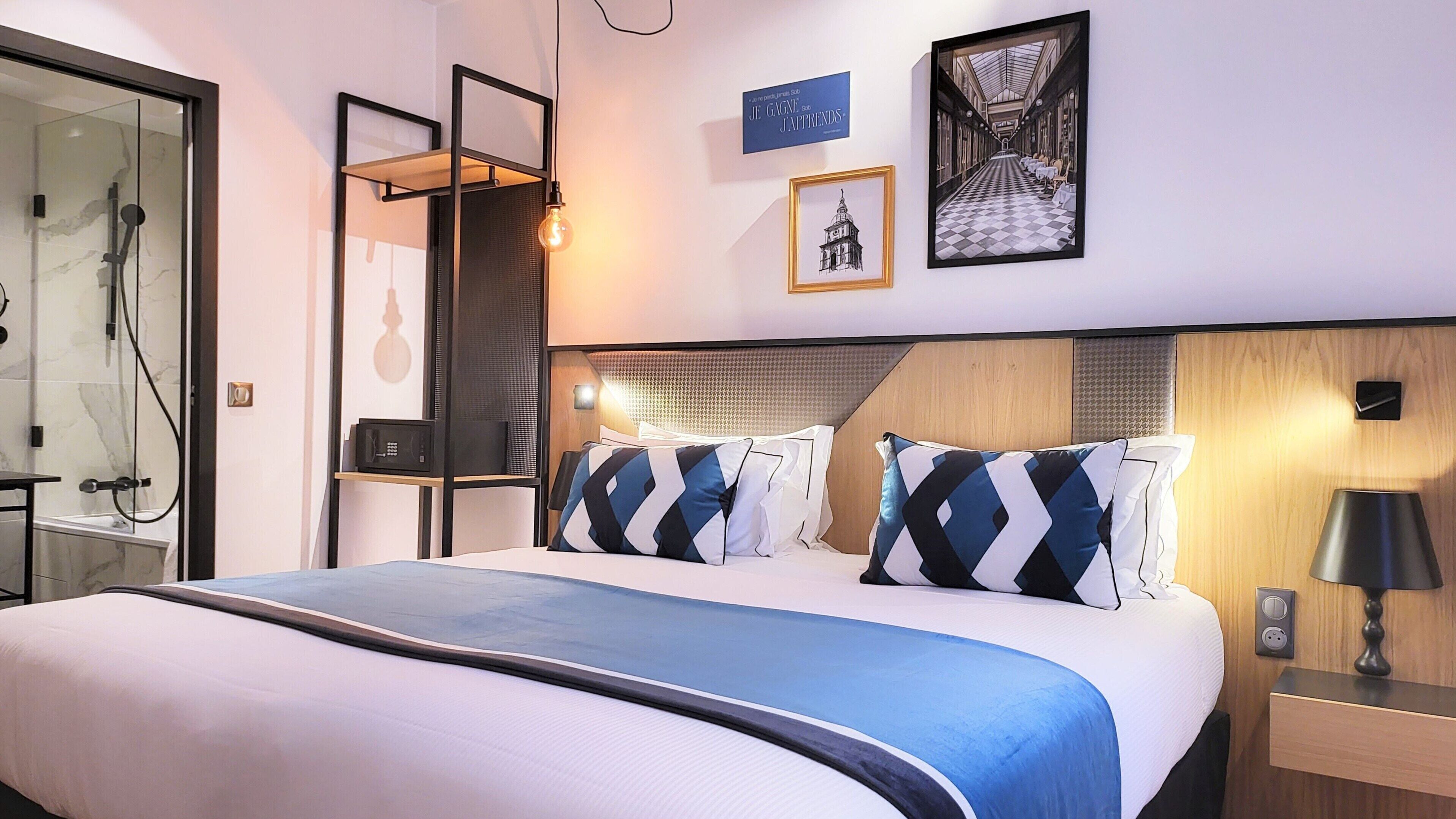 Ylelliset vuodevaatteet, tallelokero huoneessa, työpöytä