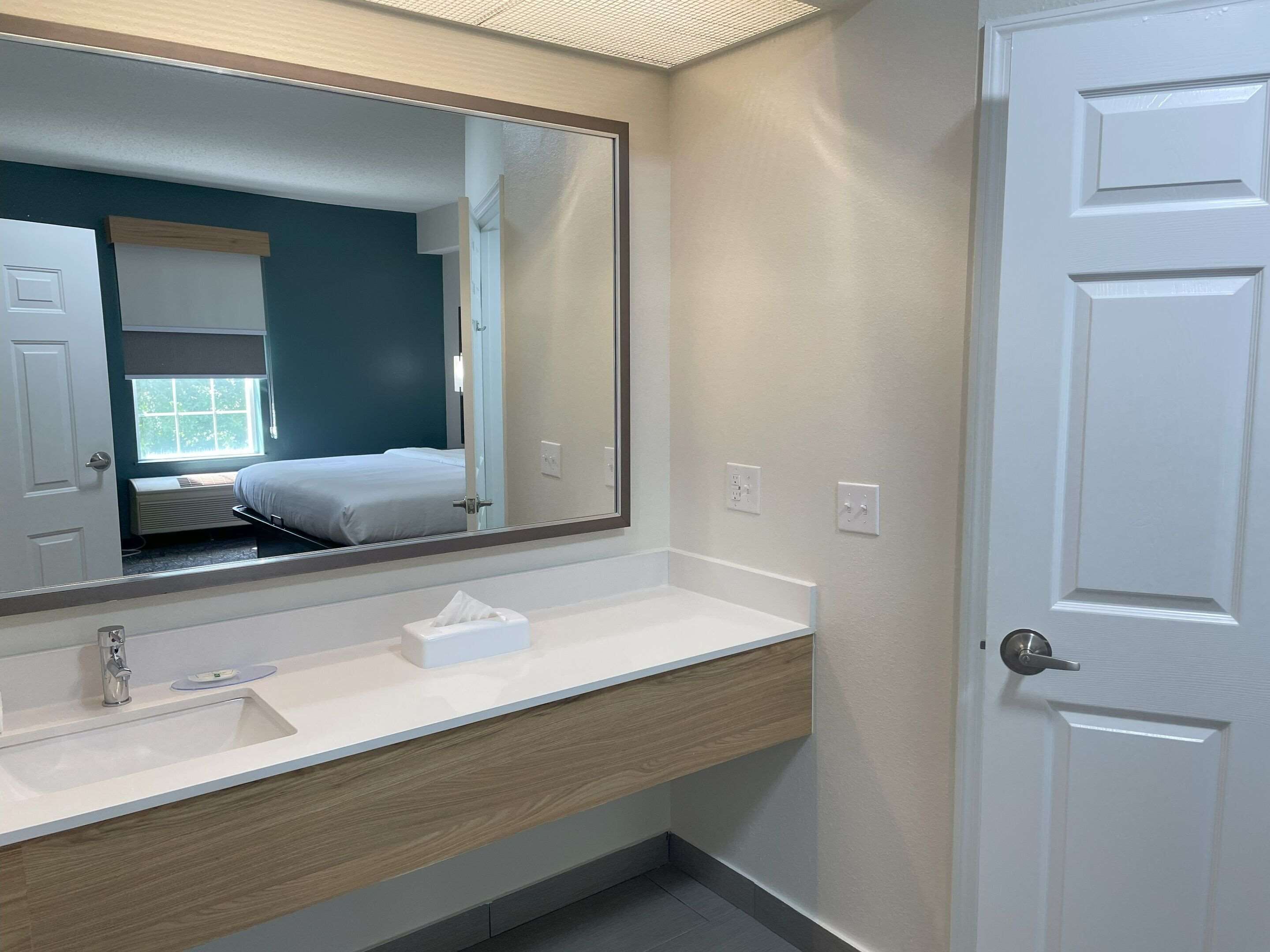 1 bedroom, premium bedding, pillow-top beds, desk