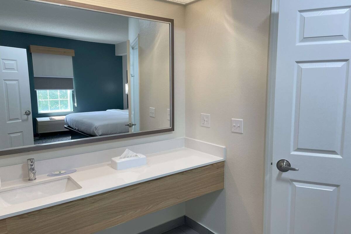 1 bedroom, premium bedding, pillow-top beds, desk