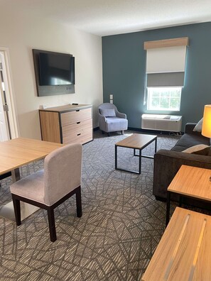 Suite, 1 cama de matrimonio grande con sofá cama, accesible para personas con discapacidad | Ropa de cama de alta calidad y colchones con acolchado adicional