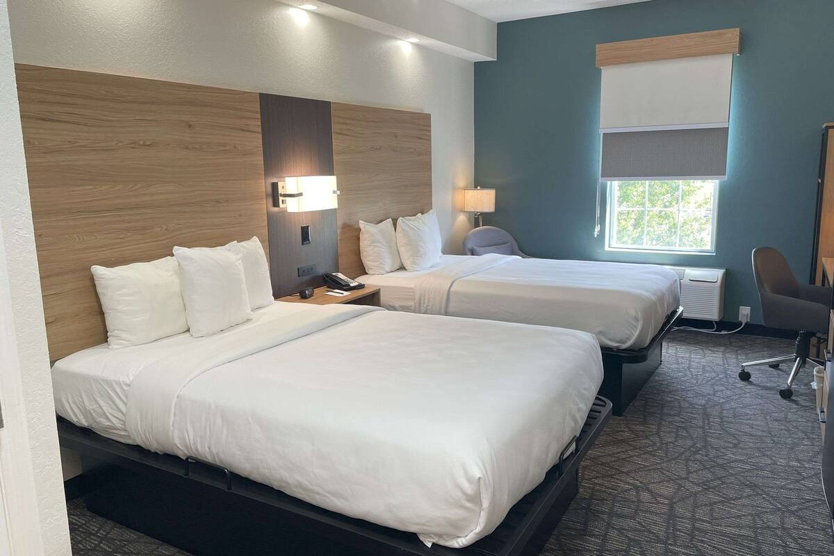 1 bedroom, premium bedding, pillow-top beds, desk