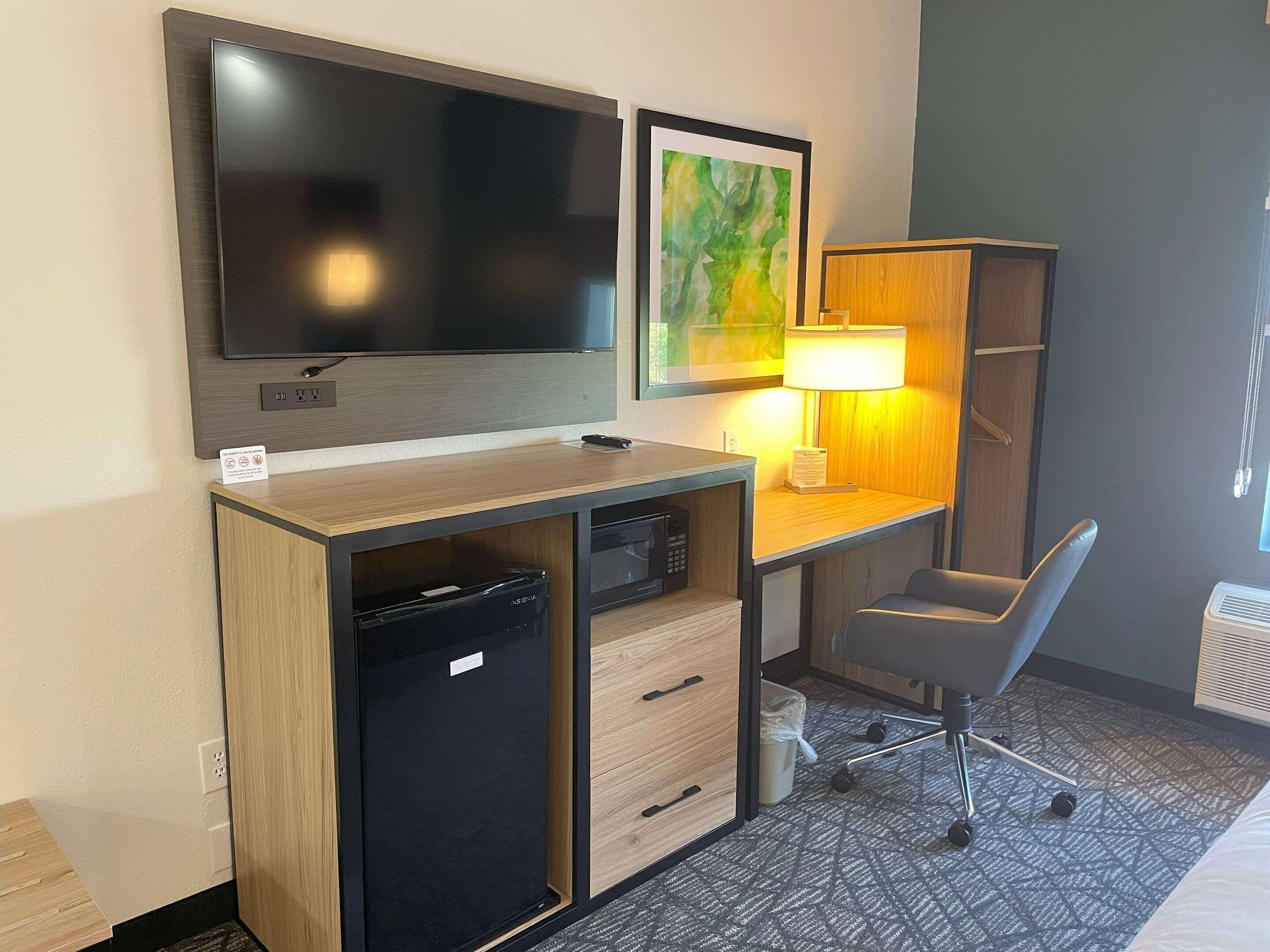 1 bedroom, premium bedding, pillow-top beds, desk