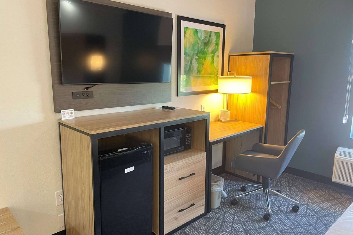 1 bedroom, premium bedding, pillow-top beds, desk