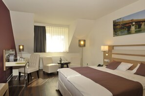 Habitación doble, vistas al río | Ropa de cama hipoalergénica, caja fuerte, escritorio