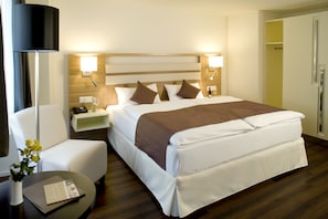 Standard Double Room | Bathroom | Shower, hair dryer, towels - Hotel Goldener Knopf (Bad Saeckingen)