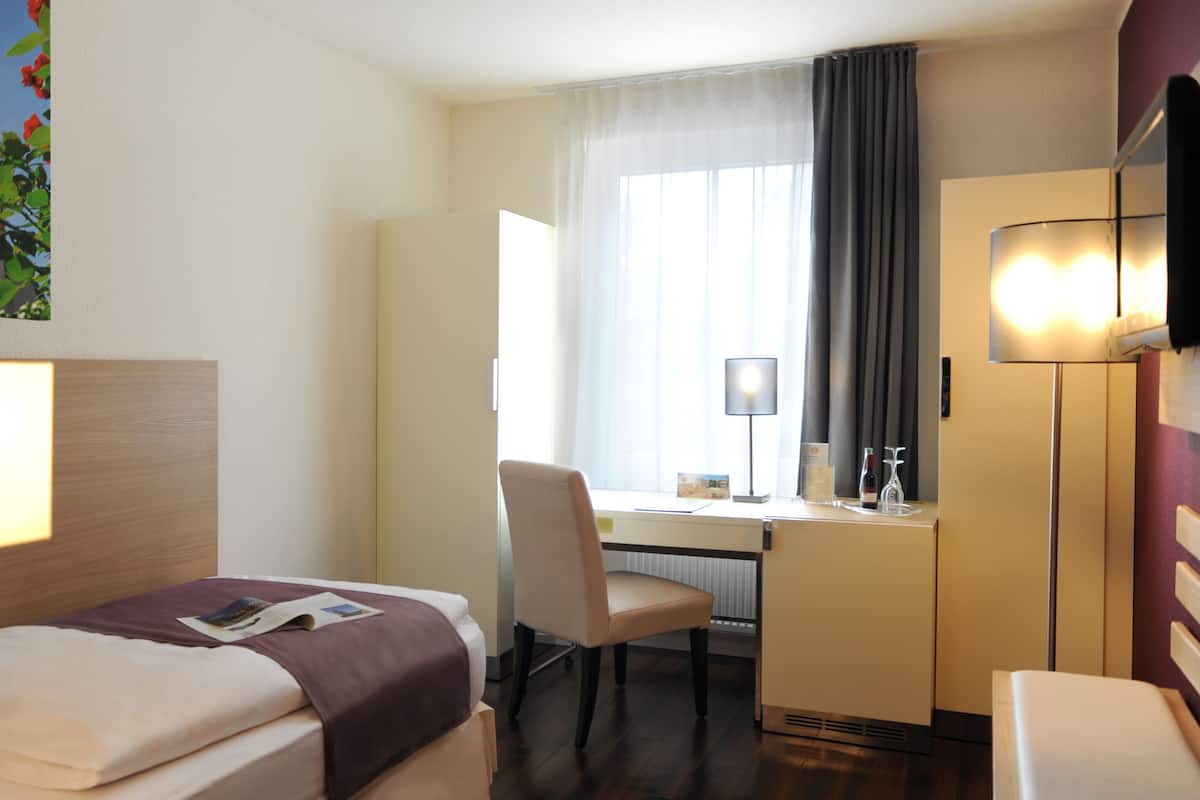 Hypo-allergenic bedding, in-room safe, desk, soundproofing