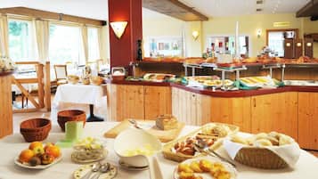 Daily buffet breakfast (EUR 16.9 per person)