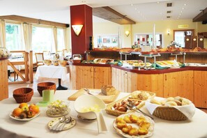 Se ofrece un desayuno bufé (16.9 EUR por persona)