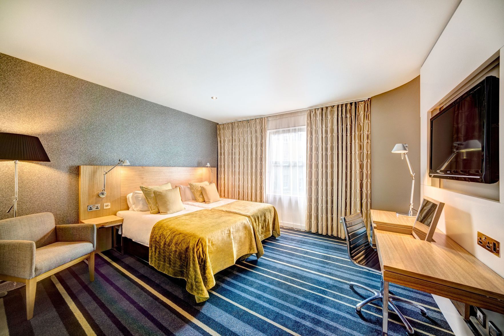 Hypo-allergenic bedding, in-room safe, desk, blackout curtains