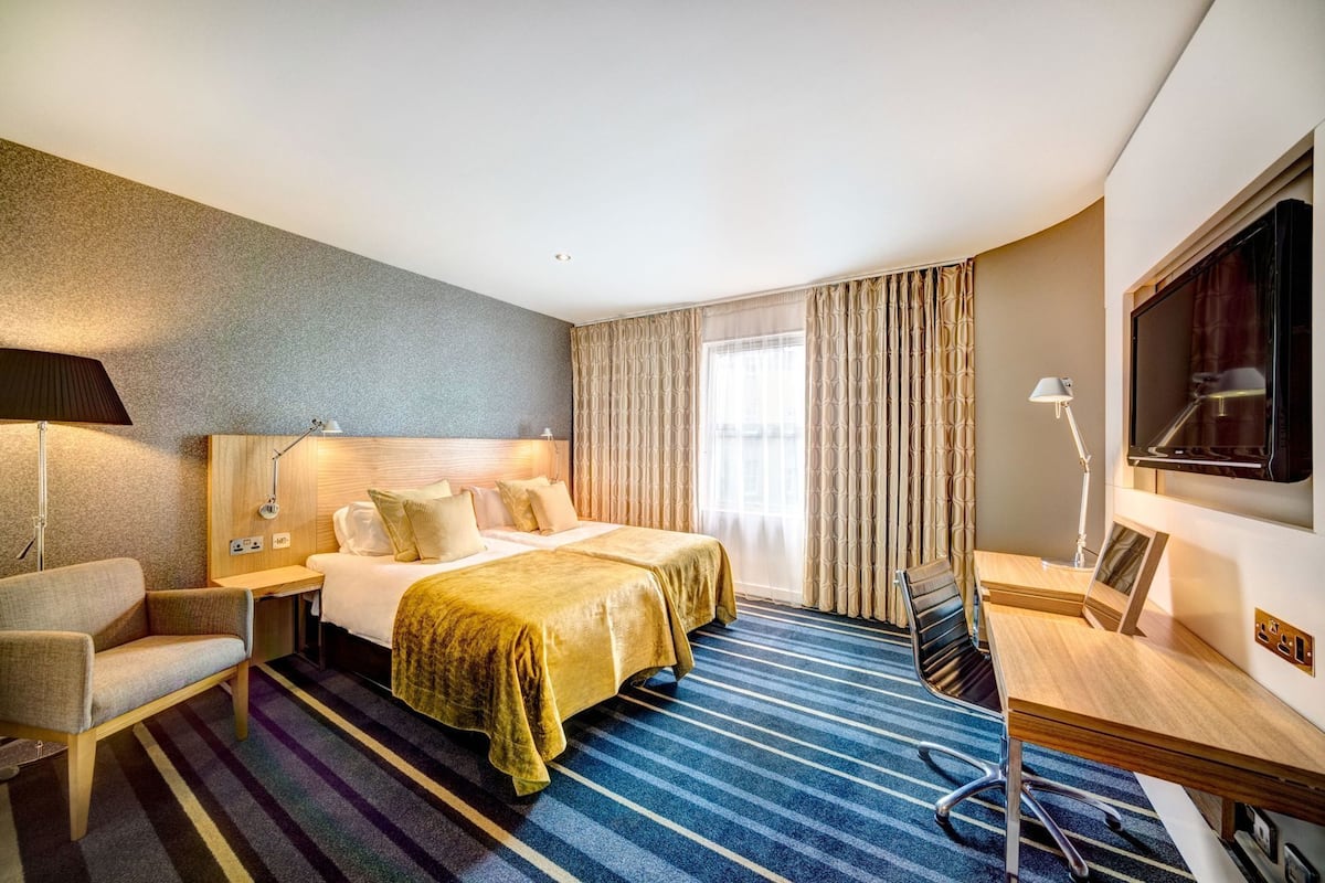 Hypo-allergenic bedding, in-room safe, desk, blackout curtains