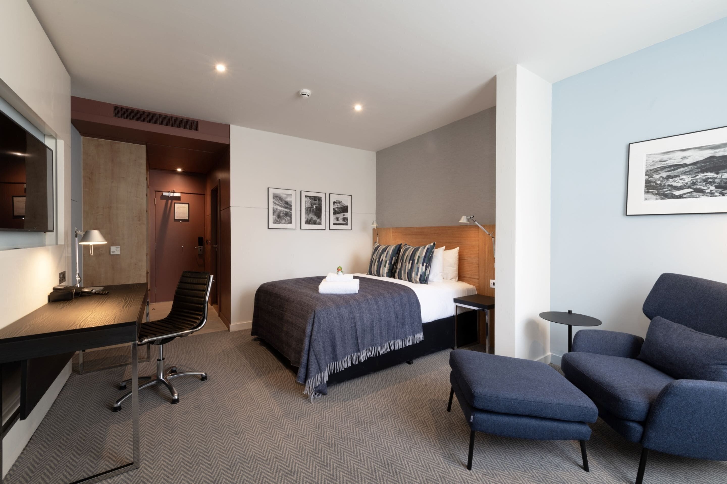 Hypo-allergenic bedding, minibar, in-room safe, desk